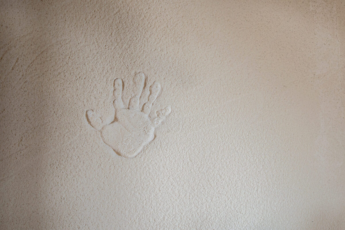 壁塗り体験での記念の手形